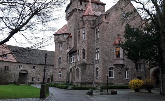 Erwache und Erstrahle! Yogawochenende im Schloß Altenhausen, 3.+ 4. November 2018 Erwache und Erstrahle! Yogawochenende im Schloß Altenhausen, 3.+ 4. November 2018