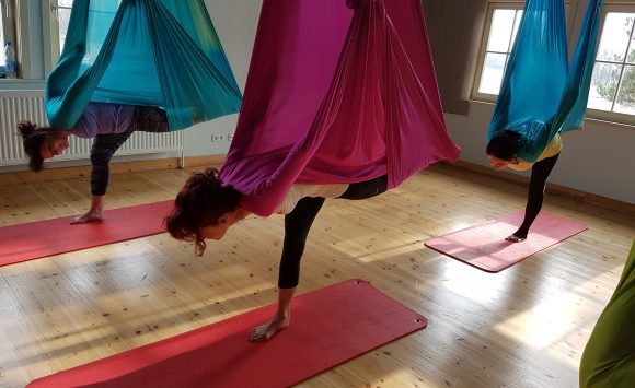 Aerial Flow Yoga Workshop am 8. Januar 2023, 11 bis 13 Uhr Aerial Flow Yoga Workshop am 8. Januar 2023, 11 bis 13 Uhr
