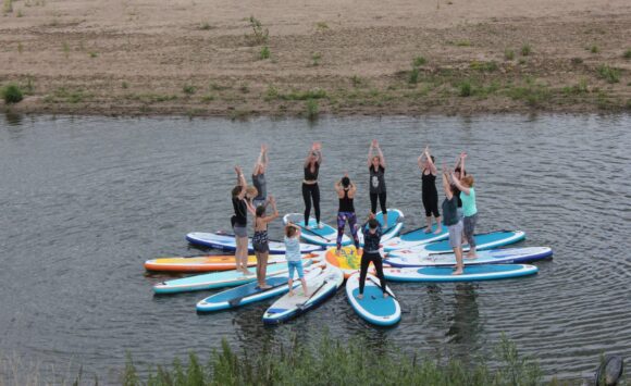 SUP Yoga am 28. Juni und 26. Juli 2025, von 11 bis 13 Uhr