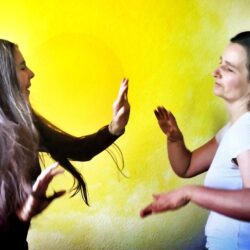 Tanz und Bewegung im Fluss des Lebens mit Marit und Beatriz am 22. April 2023 von 10 bis 13 Uhr