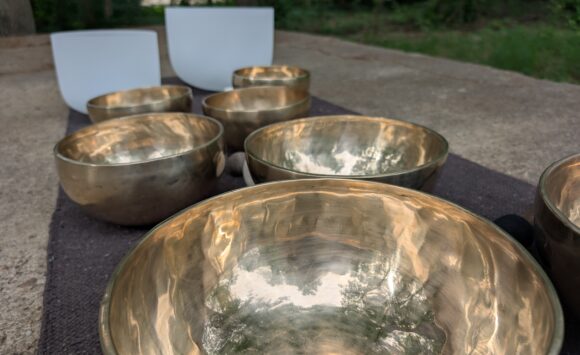 Aerial Yin Yoga mit Soundbath am 30. November 2025 von 14.00 – 15.30 Uhr