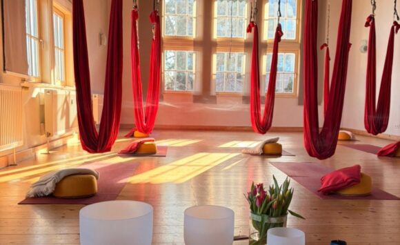 Aerial Yin Yoga mit Soundbath am 7. Juni 2026 von 14.00 – 15.30 Uhr Aerial Yin Yoga mit Soundbath am 7. Juni 2026 von 14.00 – 15.30 Uhr