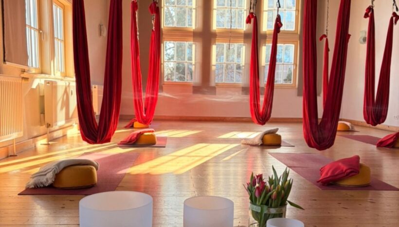 Aerial Yin Yoga mit Soundbath am 7. Juni 2026 von 14.00 – 15.30 Uhr Aerial Yin Yoga mit Soundbath am 7. Juni 2026 von 14.00 – 15.30 Uhr